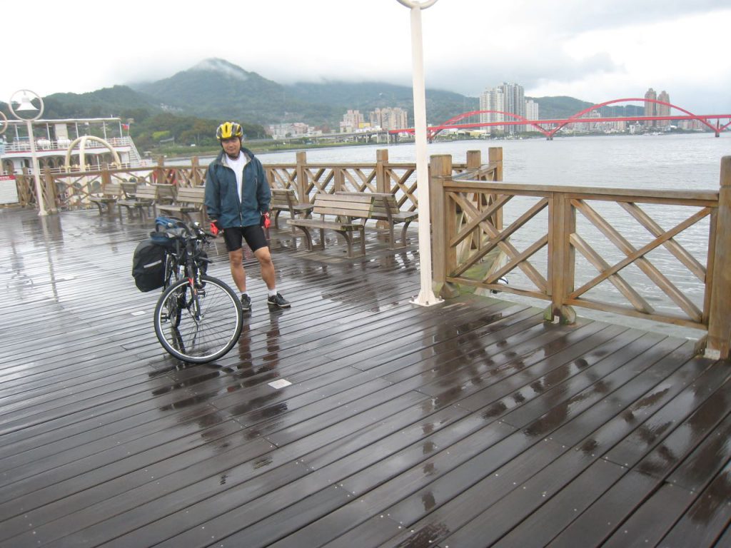 cyclist on a wharf and Guandu bridge