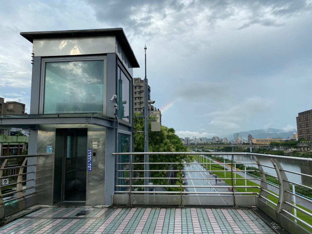 An elevator to bring you to the footbridge found on the end of Xingshan Road, operating from 05:00 to 22:00